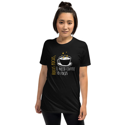 Camiseta de manga curta Preciso de café para focar