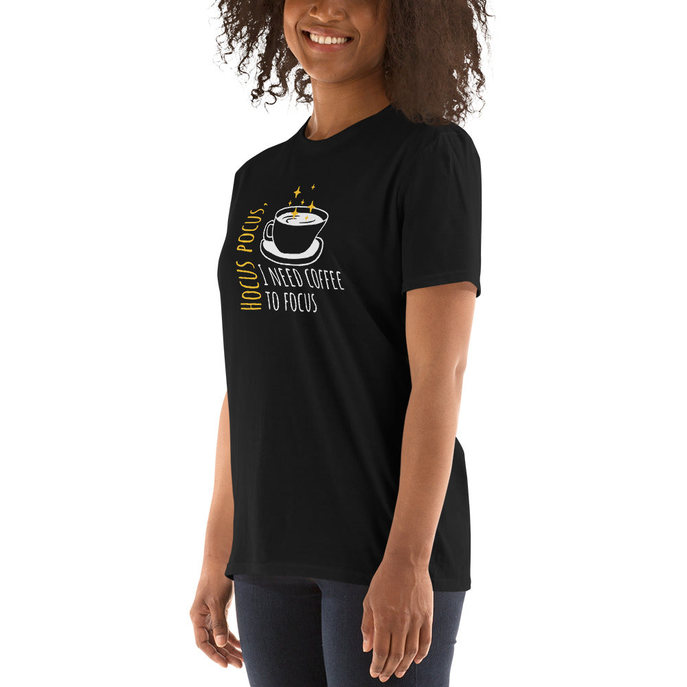 Camiseta de manga curta Preciso de café para focar
