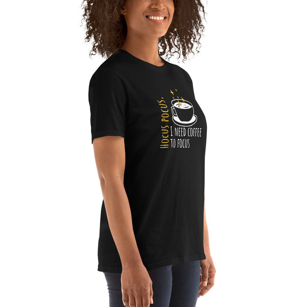 Camiseta de manga curta Preciso de café para focar