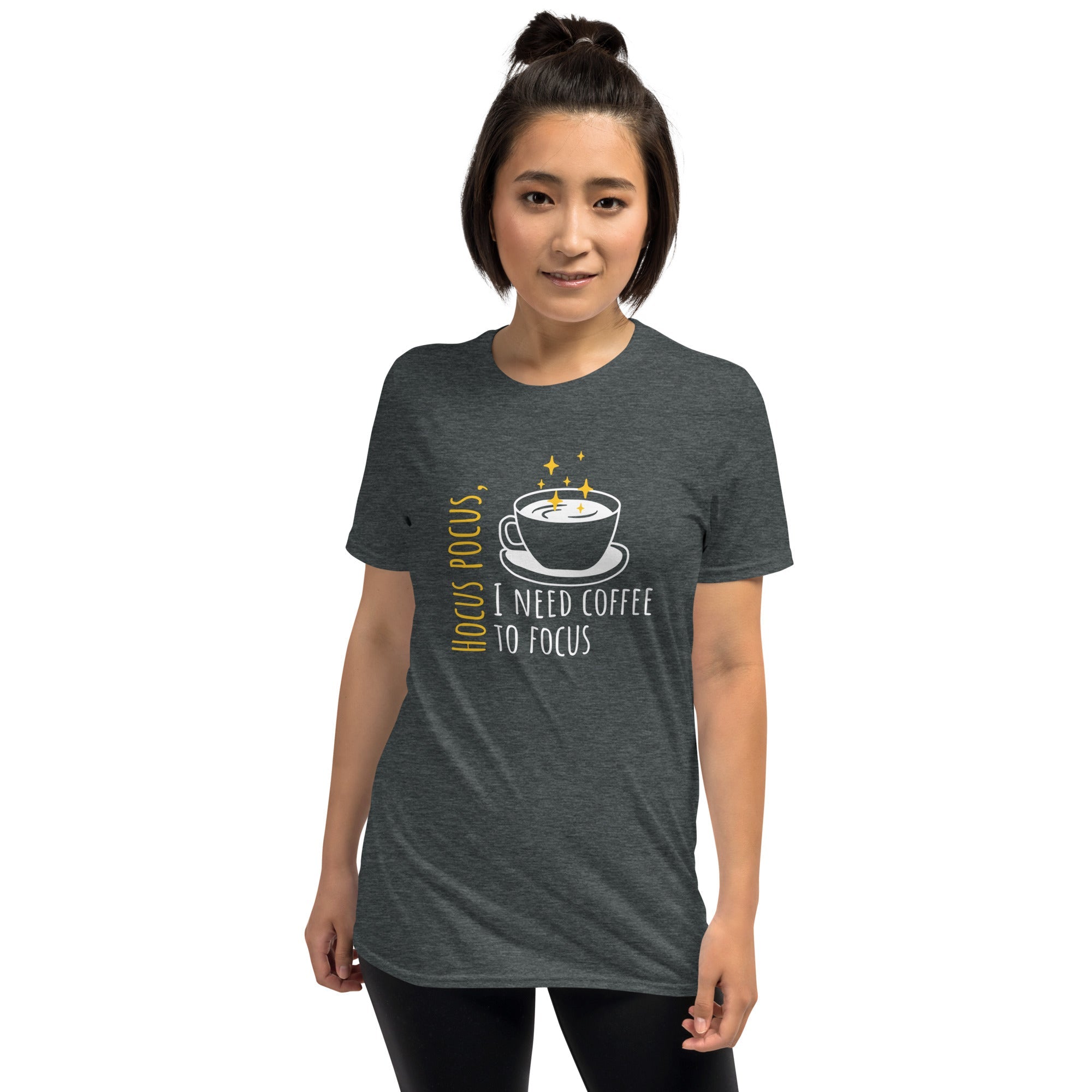Camiseta de manga curta Preciso de café para focar