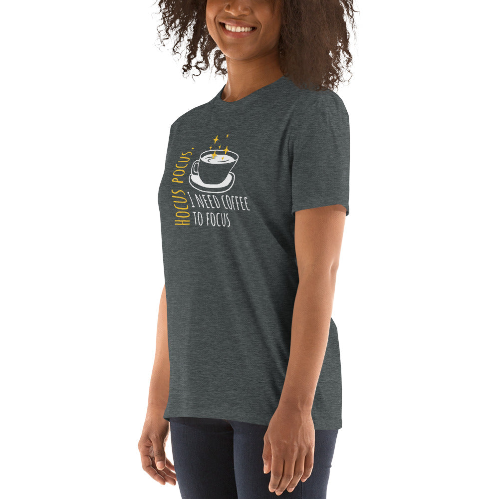 Camiseta de manga curta Preciso de café para focar