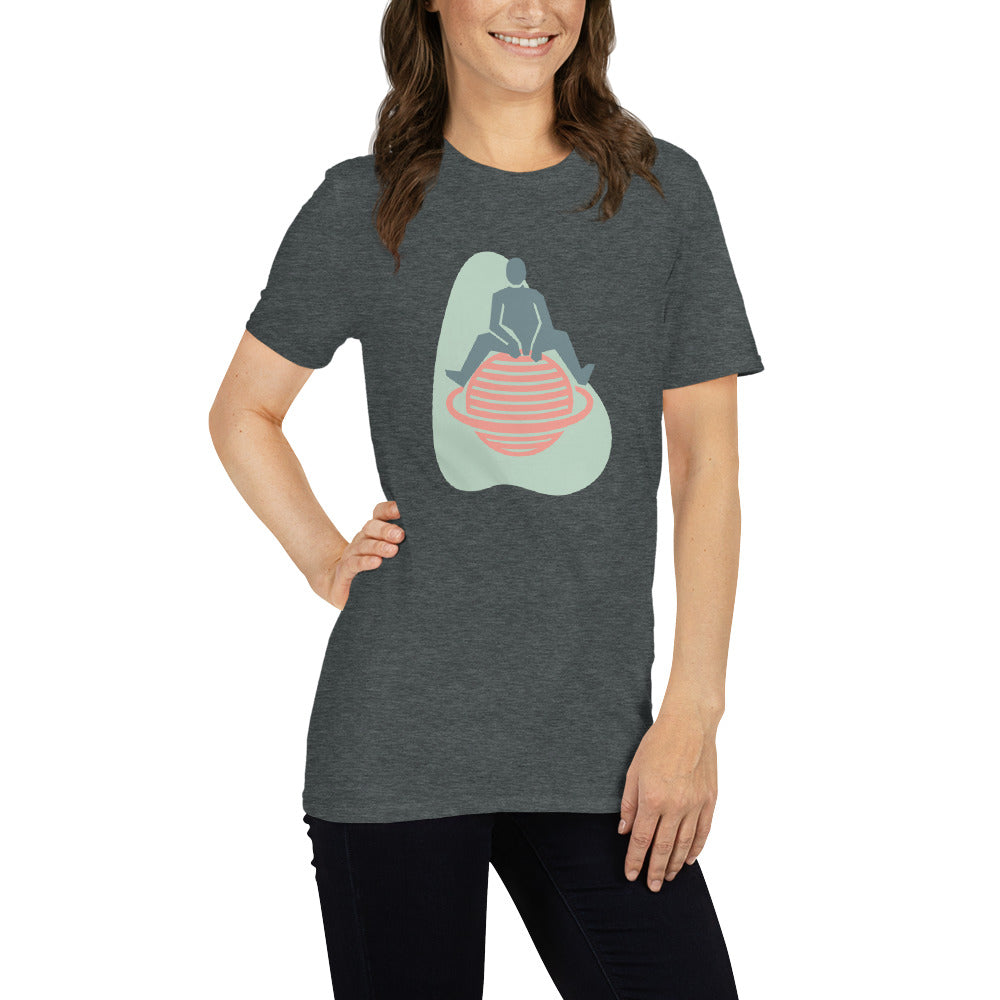 Camiseta Manga Curta Sentado no Planeta com um Anel
