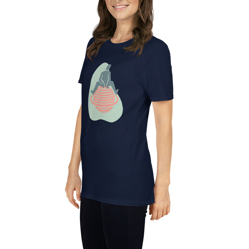 Camiseta Manga Curta Sentado no Planeta com um Anel
