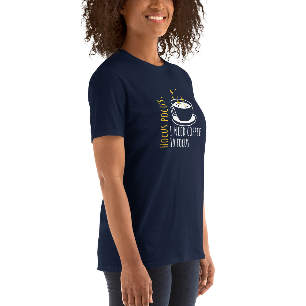Camiseta de manga curta Preciso de café para focar