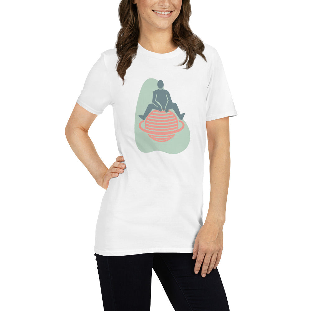 Camiseta Manga Curta Sentado no Planeta com um Anel